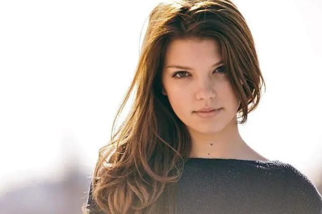 Catherine Missal HD wallpaper